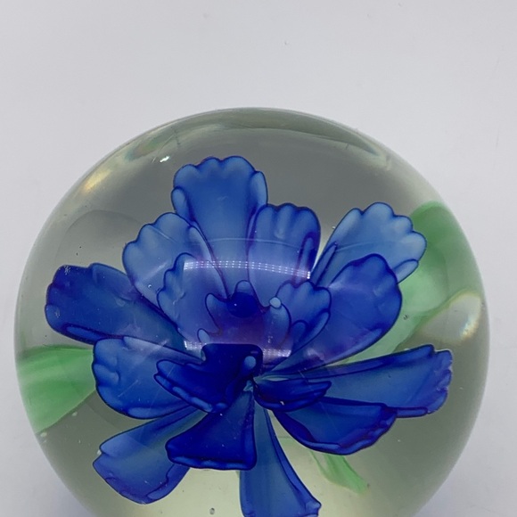 Beautiful Cobalt Blue & White Peony Handblown Art Glass Vintage Paperweight - Picture 6 of 9